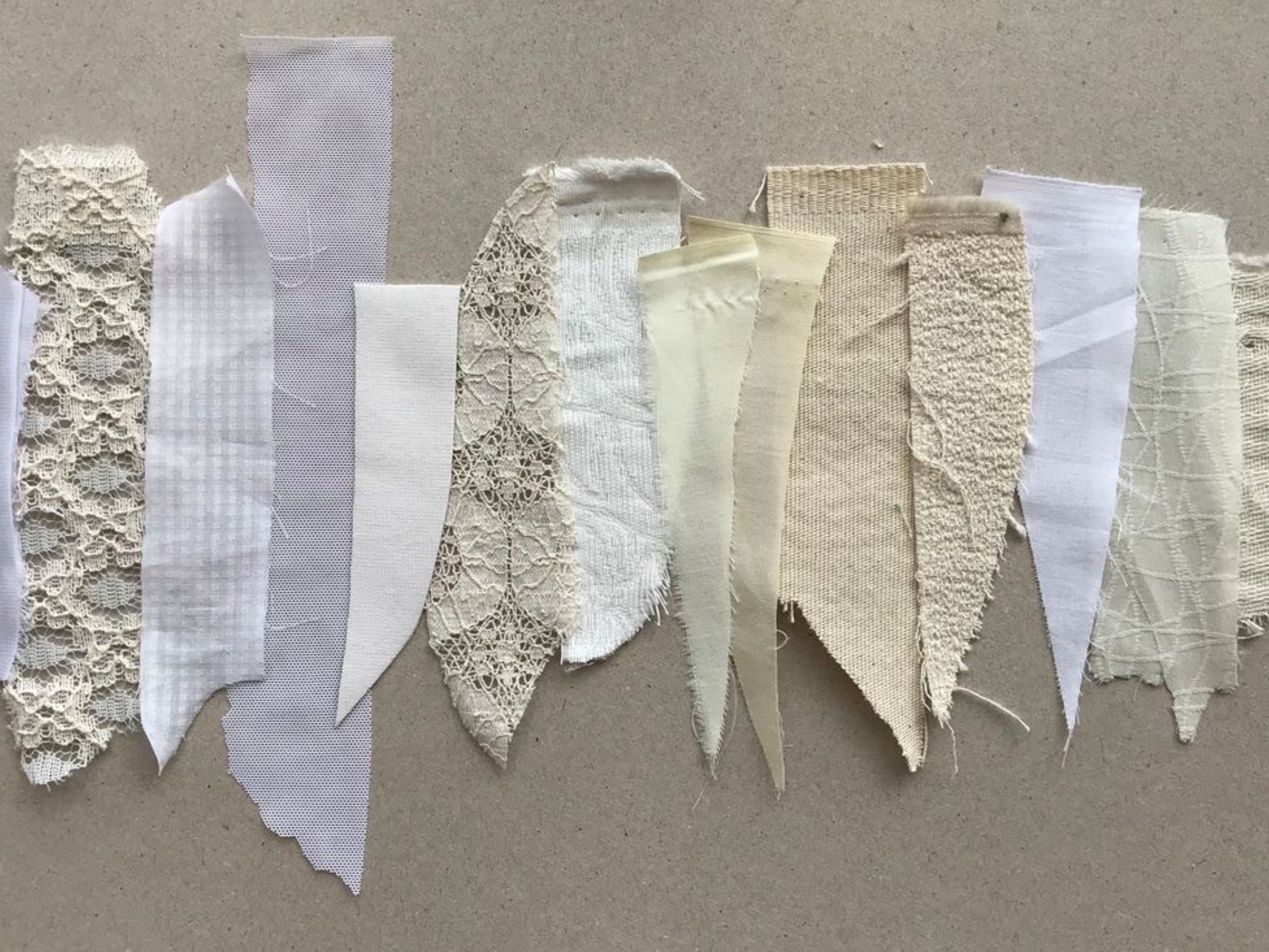 La Sélection Paris, est une marque conceptuelle en ligne française qui réinvente la mode vintage à travers l'upcycling haut de gamme. L'esthétique "Ranch-Couture" : Le style unique de la marque mélange le vestiaire western américain brut (cuir vieilli, vieux t-shirts de cow-boys, denim robuste) et le romantisme parisien fluide (manches bouffantes, satin, imprimés bandanas ou floral)